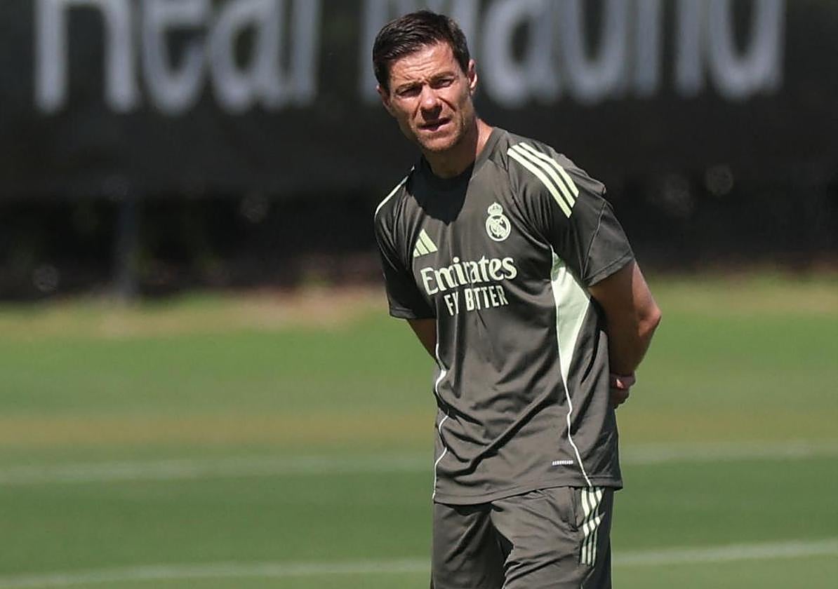 Xabi Alonso supervisa un entrenamiento del Real Madrid en Miami.