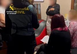 Momento del registro de uno de los pisos en los que entró la Guardia Civil