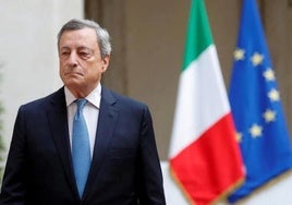 Mario Draghi, con las banderas de Europa e Italia.