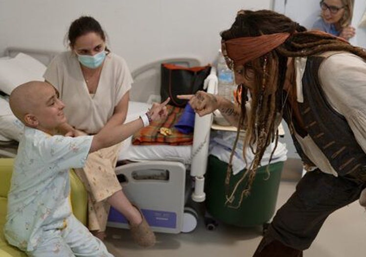 Johnny Deep con los niños ingresados en el hospital del Niño Jesús de Madrid.