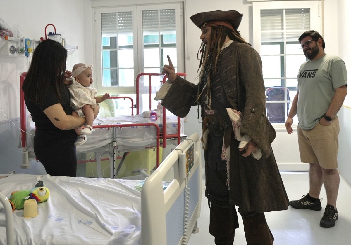 El actor Johnny Deep ante uno de los peques ingresados en la planta oncológioca del Niño Jesús.