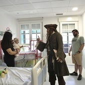 El actor Johnny Deep ante uno de los peques ingresados en la planta oncológioca del Niño Jesús.