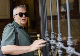 Santos Cerdán accede a su domicilio el pasado martes
