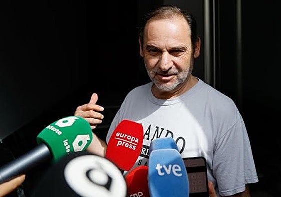 José Luis Ábalos atiende a la prensa en las puertas de su casa de Valencia poco después de los registros del 10 de junio