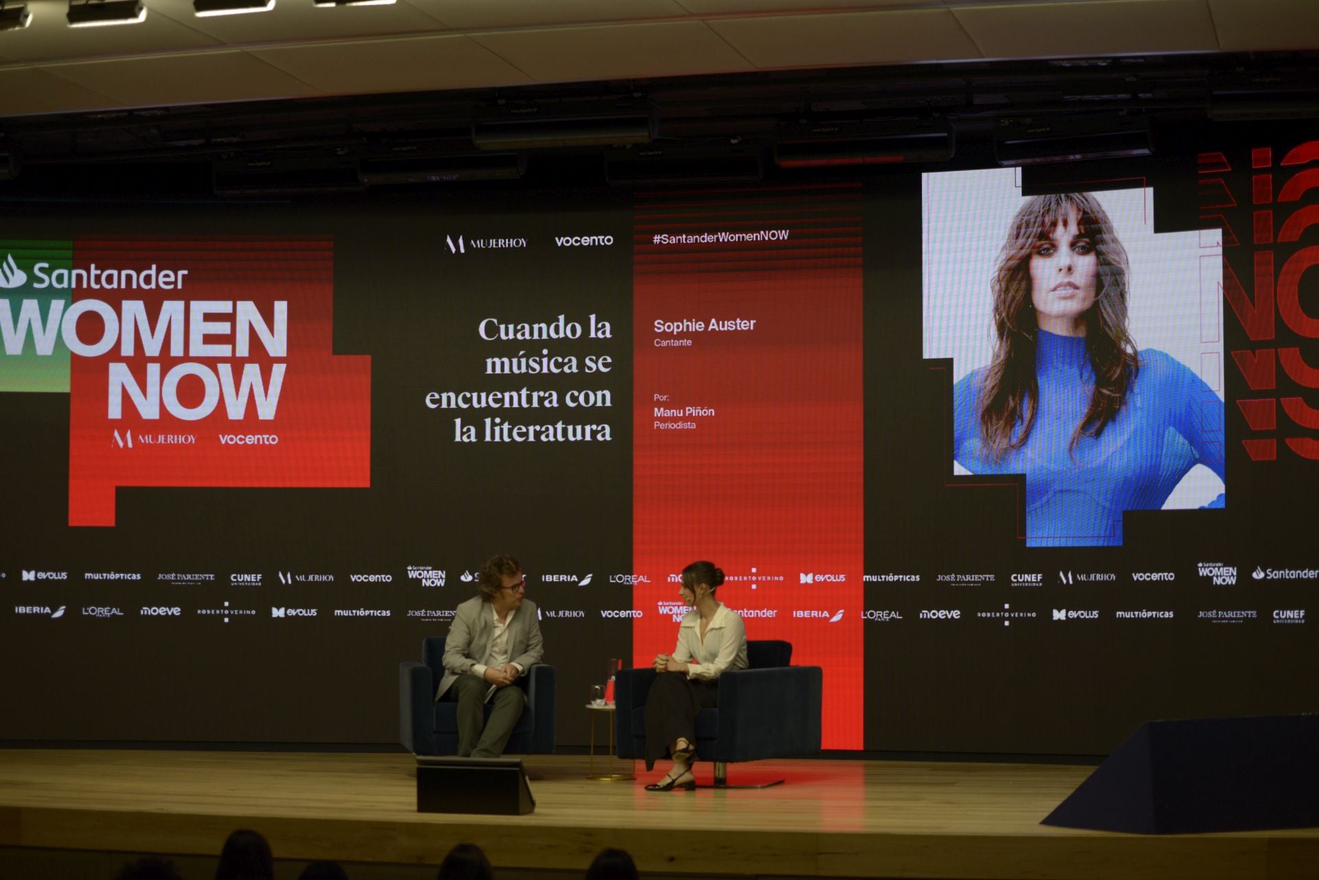 Sophie Auster, cantante, durante su entrrevista con el periodista Manu Piñón.