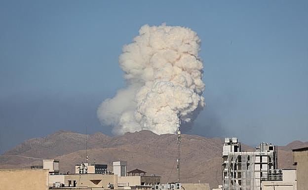 Una columna de humo elevándose en Teherán tras un ataque de la aviación de Israel.