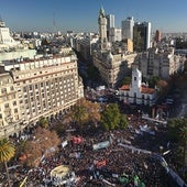 Partidarios de la expresidenta argentina Cristina Fernández de Kirchner se manifiestan en la Plaza de Mayo contra la condena.