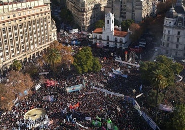 Miles de personas protestan en Buenos Aires por la condena de cárcel contra Kirchner