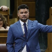 El portavoz de Esquerra, Gabriel Rufián, señala a la bancada del PP durante su pregutna a Sánchez.