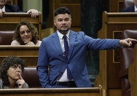 El portavoz de Esquerra, Gabriel Rufián, señala a la bancada del PP durante su pregutna a Sánchez.