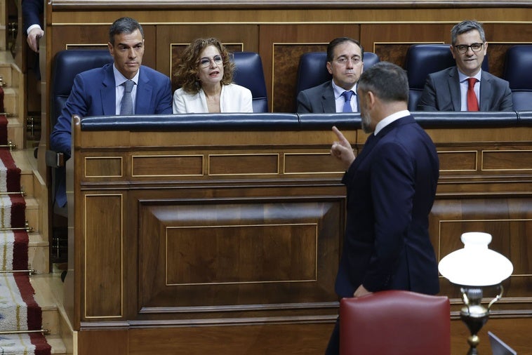 Santiago Abascal señala a Pedro Sánchez al abandonar el pleno.