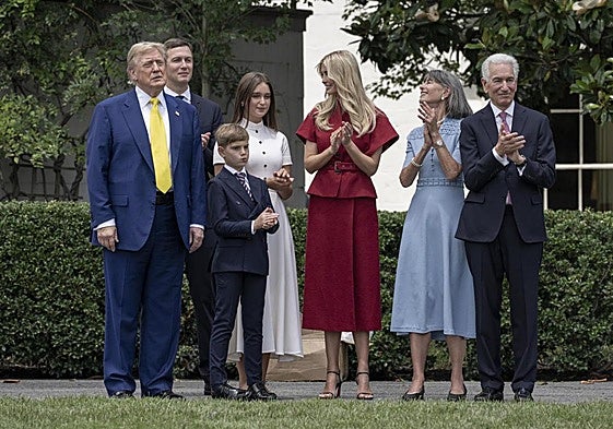 Donald Trump junto a su consuegro, Charles Kushner, y demás miembros de la familia presidencial, en la Casa Blanca.
