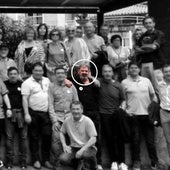 La última foto pública de Joseba Antxon Alonso Egurrola, señalado con un círculo, durante la celebración de la quintada de 1965 en Elgoibar el pasado 24 de mayo.