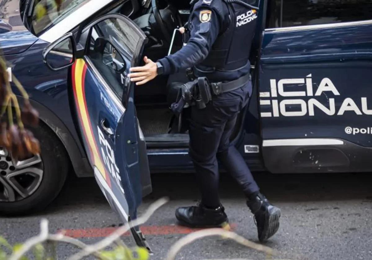 Un agente de policia accede al vehículo