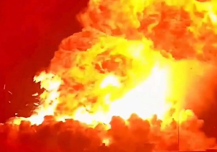 Captura del pantalla del momento en el que la nave queda envuelta en una bola de fuego.