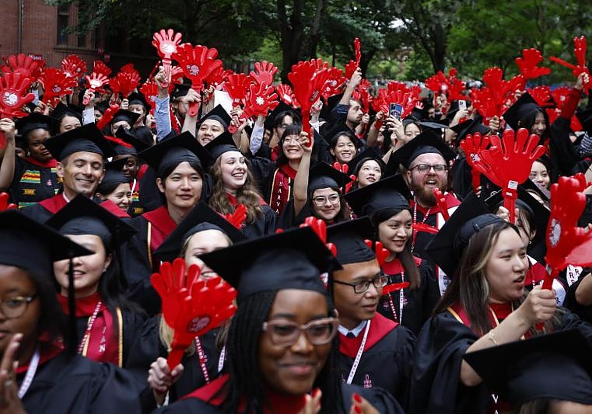 Alumnos de la Universidad de Harvard, durante un acto de graduación.