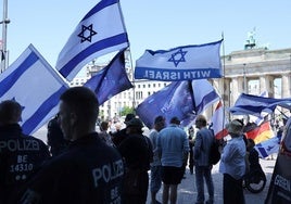 Manifestantes proisraelíes asisten a una concentración en solidaridad con Israel frente a la Puerta de Brandeburgo, en Berlín.