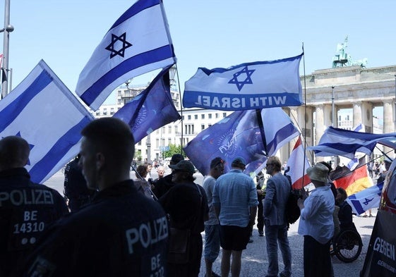 Manifestantes proisraelíes asisten a una concentración en solidaridad con Israel frente a la Puerta de Brandeburgo, en Berlín.