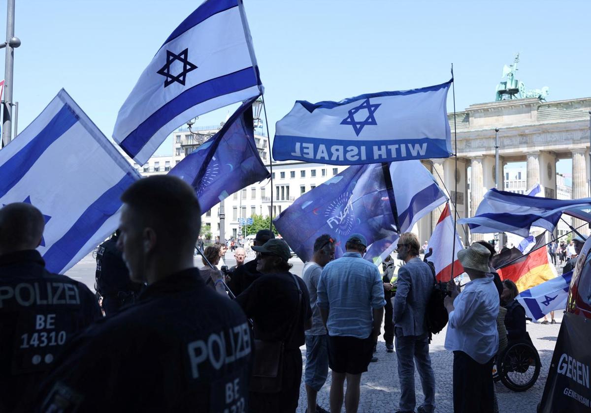 Manifestantes proisraelíes asisten a una concentración en solidaridad con Israel frente a la Puerta de Brandeburgo, en Berlín.