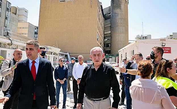 El primer ministro de Israel, Benjamín Netanyahu, durante su visita al hospital atacado.