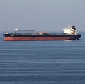Un petrolero cruza el estrecho de Ormuz.