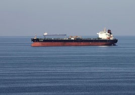 Un petrolero cruza el estrecho de Ormuz.