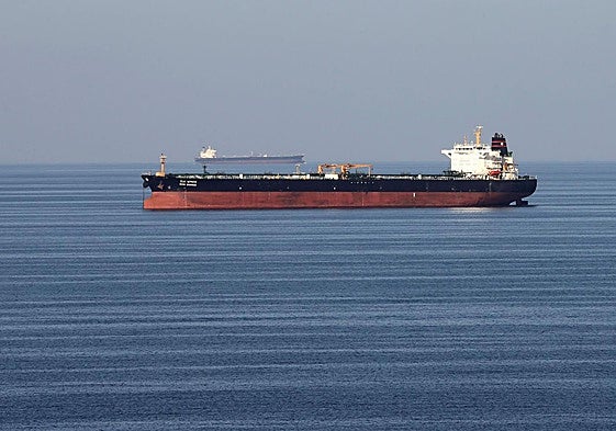 Un petrolero cruza el estrecho de Ormuz.