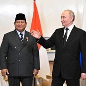 Los presidentes de Indonesia, Prabowo Subianto, y Rusia, Vladímir Putin, este jueves en San Petersburgo.