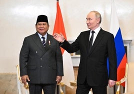 Los presidentes de Indonesia, Prabowo Subianto, y Rusia, Vladímir Putin, este jueves en San Petersburgo.