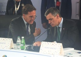 El secretario general de la OTAN, Mark Rutte, y el presidente del Gobierno, Pedro Sánchez, conversan en una reunión de líderes.