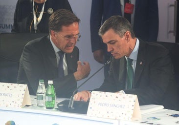 El secretario general de la OTAN, Mark Rutte, y el presidente del Gobierno, Pedro Sánchez, conversan en una reunión de líderes.