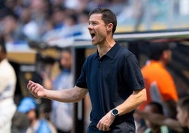 Xabi Alonso ordena a sus jugadores en un lance del partido entre el Real Madrid y el Al Hilal.