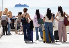 Turistas contemplan el mar antes de poner fin a sus vacaciones en Málaga