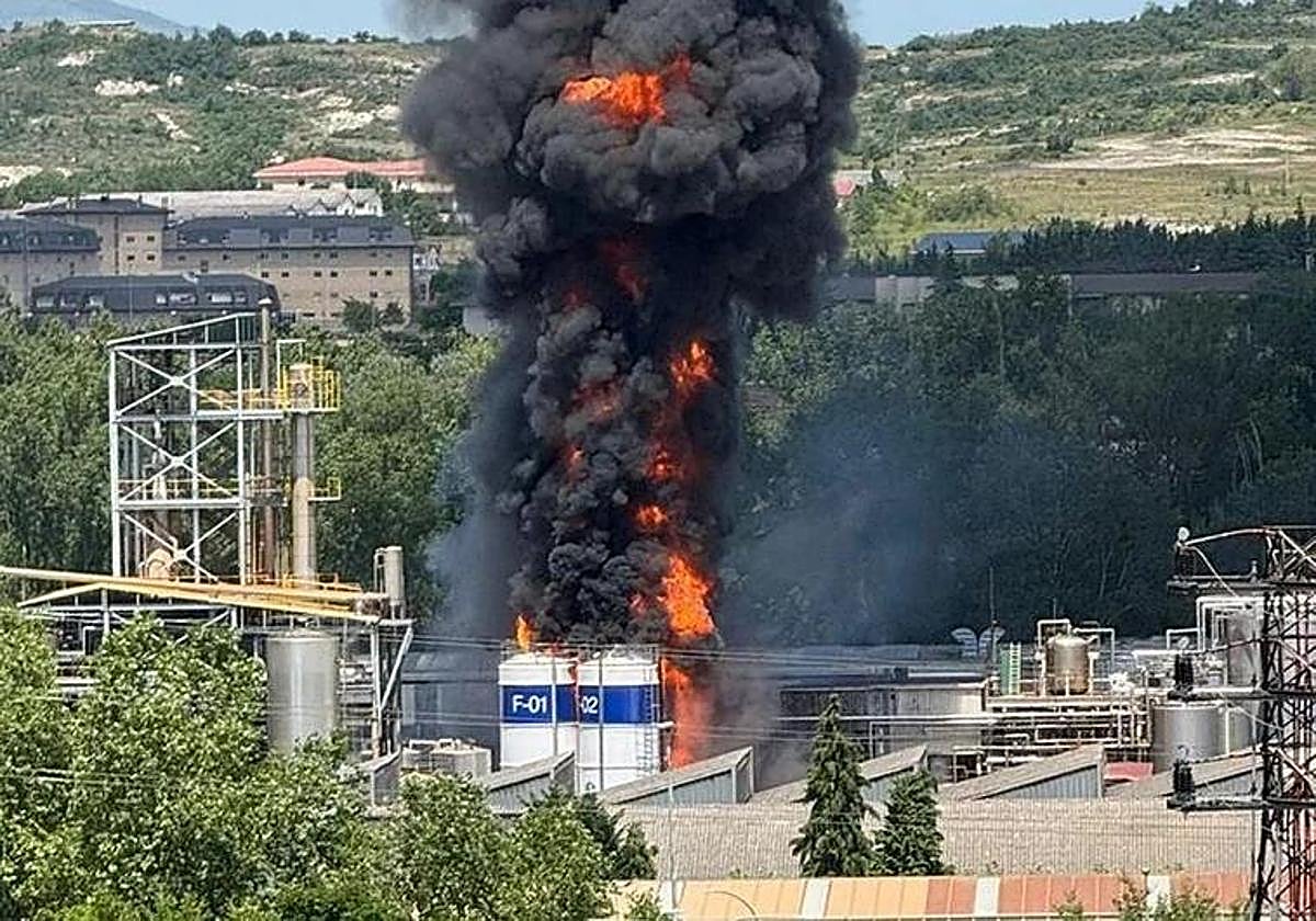 Un gran incendio se desata en la fábrica LEA de Vitoria