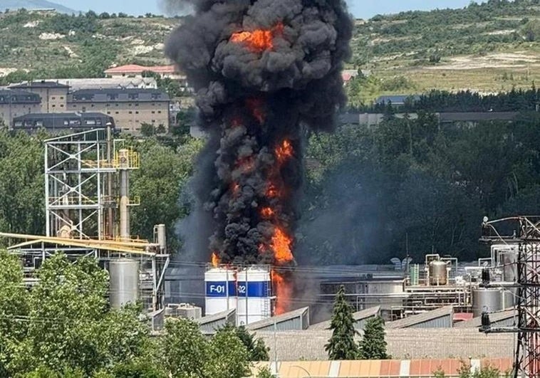 Un gran incendio se desata en la fábrica LEA de Vitoria