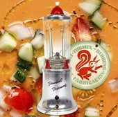 Batidora Turmix Berrens y antigua etiqueta de la marca sobre un gazpacho.