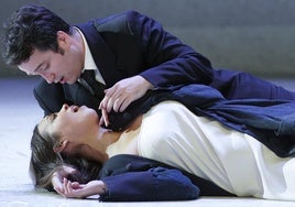 La sopreno Nadine Sierra y el tenor Xabier Anduaga son los protagonistas de 'La traviata'.