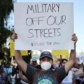 Una protesta en Los Ángeles contra la presencia militar en sus calles.