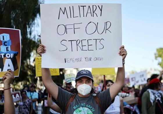 Una protesta en Los Ángeles contra la presencia militar en sus calles.