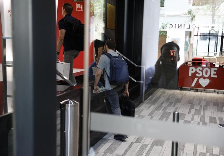 Agentes de la UCO, en la sede del PSOE en la calle Ferraz