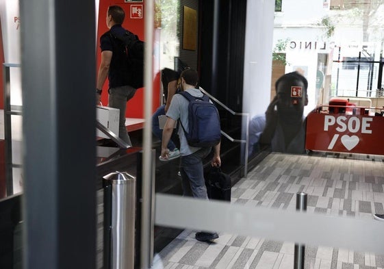 Agentes de la UCO, en la sede del PSOE en la calle Ferraz