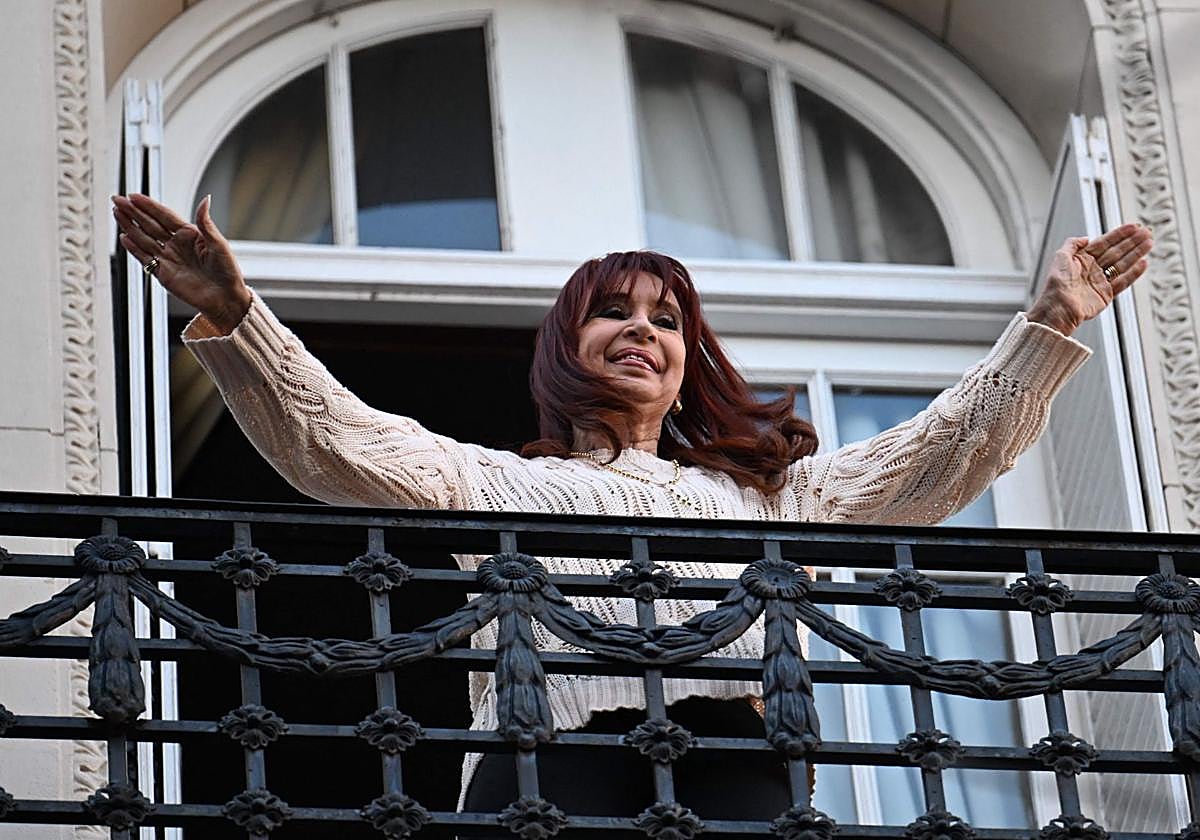 Cristina Kirchner saluda desde el balcón del apartamento de Buenos Aires donde cumple prisión domiciliaria.