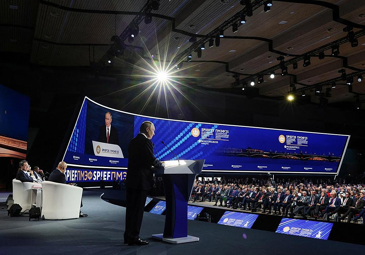 El presidente de Rusia, Vladímir Putin, se dirige a los asistentes al Foro de San Petersburgo.