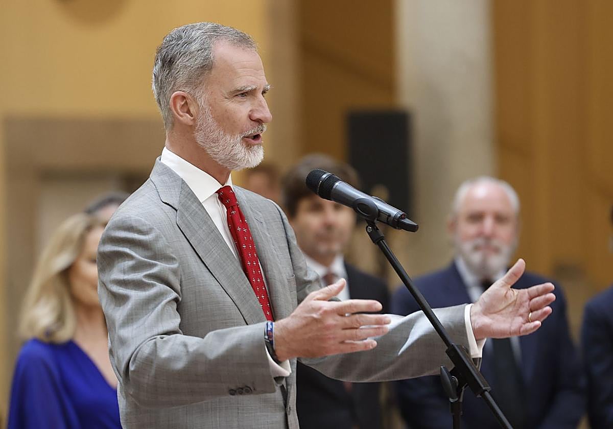 El rey Felipe VI da un discurso en un acto en Madrid, en una foto de archivo.