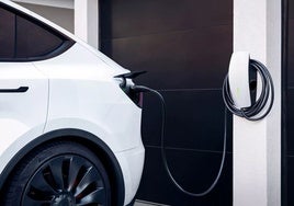 Coche eléctrico en proceso de carga