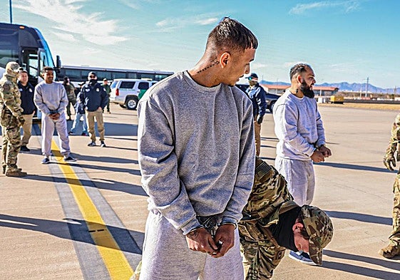 Migrantes esposados en la base militar de Guantánamo tras haber sido expulsados de Estados Unidos.