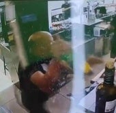 Momento del incidente en la frutería de Marbella