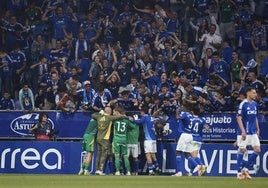 Los jugadores del Oviedo celebran su segundo gol al Mirandés.