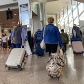 Viajeros a su llegada a un hotel.