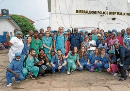 Ramírez posa a las puertas del hospital con el personal que le ayuda en su labor en Sierra Leona.